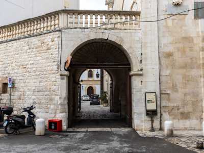 � qui dietro che si nasconde la parte pi� preziosa dell�edificio
